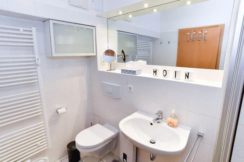 Blick in das Badezimmer mit Dusche